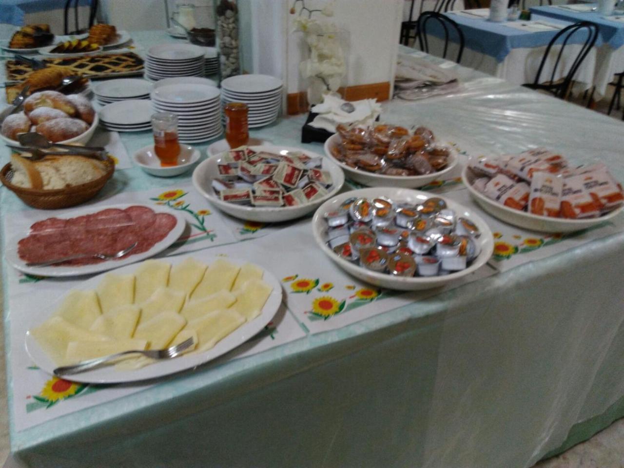 Hotel Caravan B&B Pesaro Luaran gambar
